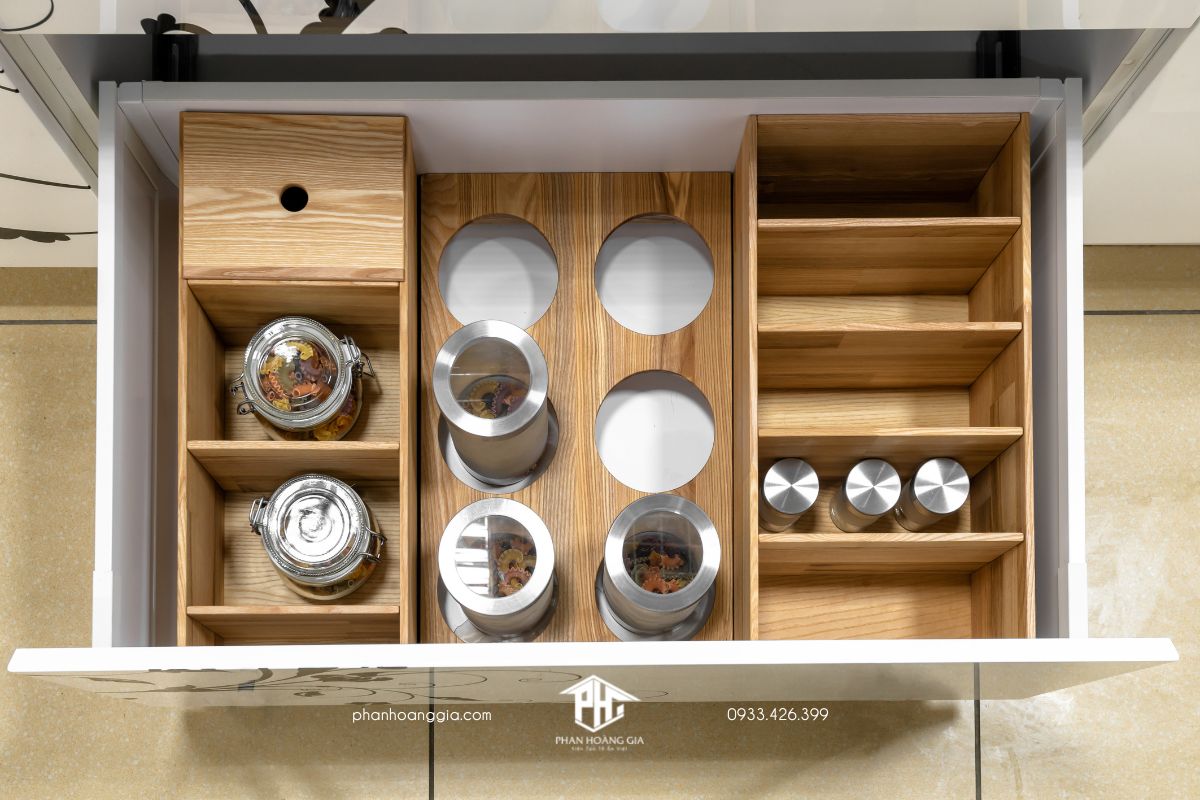 Thiết kế tủ bếp thông minh với ngăn kéo chưa dụng cụ nấu nướng